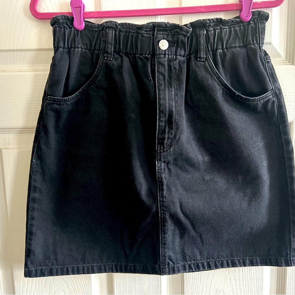 Women’s size 10 H&M black denim paper bag waist skirt.